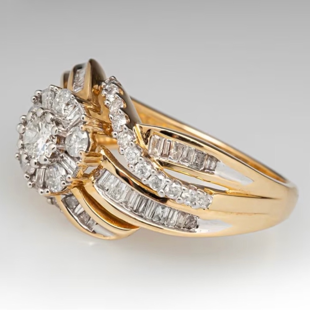 Elegant Gold and Silver Diamond Ring. - Picture 4 of 6